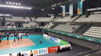 Suasana venue test event cabang olahraga voli yang berada di Tennis Indoor Hall Gelora Bung Karno masih sepi penonton. (Bola.com/Zulfirdaus Harahap)
