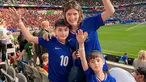 Bisa menyaksikan dari dekat pertandingan sepak bola internasional, tentu menjadi salah satu keinginan para pecinta sepak bola. Begitu pula dengan Carissa Puteri dan kedua buah hatinya. Apalagi anak sulung dari Carissa Puteri ini memang menyukai permainan sepak bola sejak kecil. (Liputan6.com/IG/@carissa_puteri)