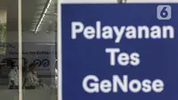 Calon penumpang kereta api membawa hasil tes tes deteksi COVID-19 dengan metode GeNose C19 kepada petugas di stasiun Gambir, Jakarta, Senin (12/2/2021). Stasiun Gambir mulai menerapkan layanan pemeriksaan GeNose C19 untuk penumpang yang hendak berpergian keluar kota (Liputan6.com/Johan Tallo)