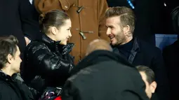 Mantan bintang sepak bola David Beckham dan model AS Bella Hadid menonton pertandingan PSG melawan Real Madrid di stadion Parc des Princes di Paris (6/3). (AP Photo/Francois Mori)