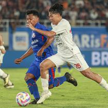 Pemain muda Persis Solo, Zanadin Fariz, kini mendapatkan tugas baru dari Ong Kim Swee untuk mengisi posisi winger. Ini menjadi peran baru bagi pemain berusia 20 tahun itu setelah sebelumnya rutin bermain di pos gelandang. (Bola.com/Radifa Arsa)