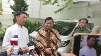 Ketua Dewan Pertimbangan Presiden (Wantimpres) Wiranto menerima silaturahmi Menteri Pertahanan Prabowo Subianto di kediamannya, Jalan Bangka, Jakarta Selatan (Muhammad Genantan Saputra/Merdeka.com)
