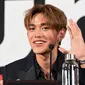 Personel SuperM, Lucas saat konferensi pers di Capitol Records Tower, Hollywood, Kamis (3/10/2019). Boyband beranggotakan Taemin SHINee, Baekhyun dan Kai EXO, Mark dan Taeyong NCT, serta Lucas dan Ten WayV itu akan debut di Capitol Records Tower, Los Angeles pada 5 Oktober 2019. (VALERIE MACON/AFP)