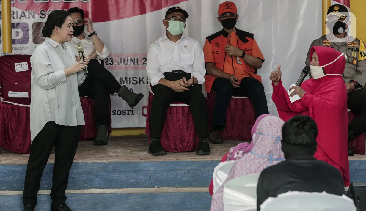 Ketua DPR RI Puan Maharani (kiri) berbincang dengan warga saat penyerahan langsung Bantuan Sosial Tunai (BST) di Desa Cikande, Kecamatan Jayanti, Kabupaten Tangerang, Selasa (23/6/2020). Bantuan tersebut diharapkan mampu dimanfaatkan untuk membeli kebutuhan mendesak. (Liputan6.com/Johan Tallo)