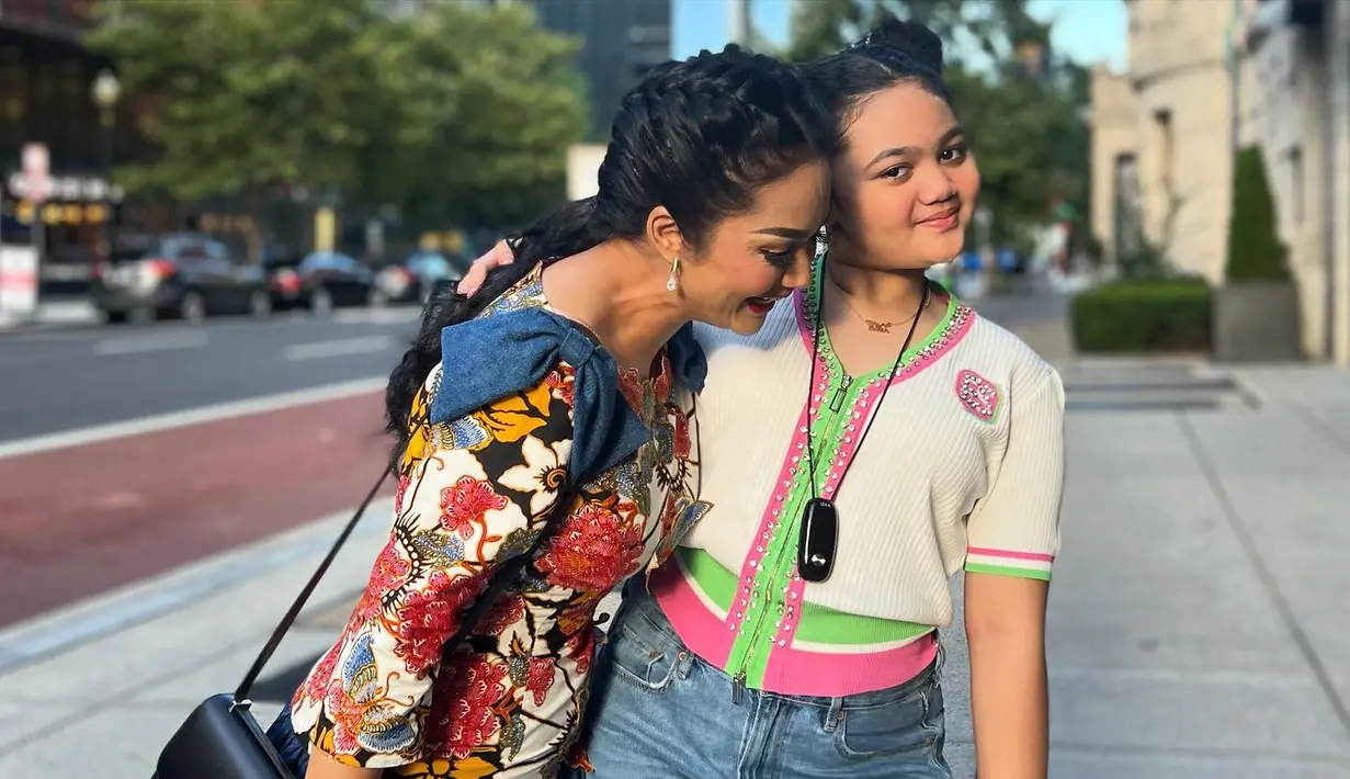 <p>Tak hanya sendiri, Krisdayanti juga mengajak suami dan kedua buah hatinya. Momen kebersamaan dengan suami dan buah hatinya juga ia bagikan melalui Instagram. (Foto: Instagram.com/krisdayantilemos)</p>