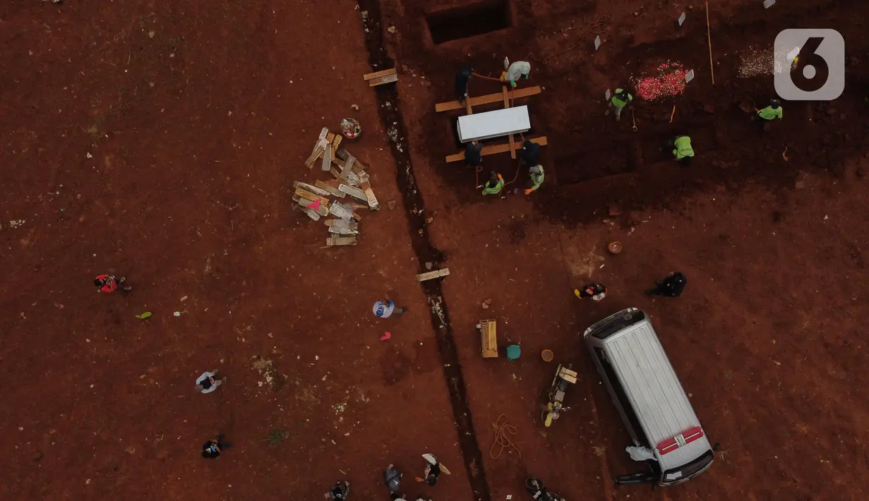Foto udara memperlihatkan aktivitas pemakaman dengan protokol COVID-19 di TPU Pondok Ranggon, Jakarta, Sabtu (10/10/2020). Pemprov DKI Jakarta telah memperluas lahan TPU Pondok Ranggon sekitar 13.500 meter persegi untuk pemakaman jenazah dengan protokol COVID-19. (Liputan6.com/Helmi Fithriansyah)