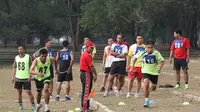 Beberapa wasit mengikuti tes fisik lari demi menjadi pegadil lapangan di Piala Kemerdekaan. (Bola.com/Arief Bagus)