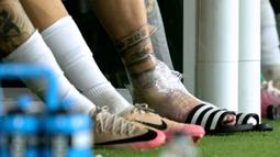 Kaki kanan Lionel Messi tampak bengkak dan harus dibebat menggunakan es akibat cedera yang dialaminya. (AFP/Juan Mabromata)