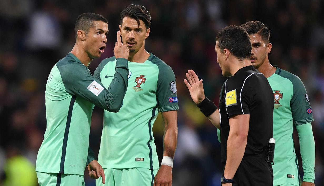 Bintang Portugal, Cristiano Ronaldo, melakukan protes terhadap wasit saat melawan Latvia pada laga kualifikasi Piala Dunia 2018 di Stadion Skonto, Riga, Jumat (9/6/2017). Latvia kalah 0-3 dari Portugal. (AFP/Janek Skarzynski)