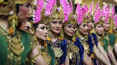 Yayasan Belantara Budaya Indonesia bersama Pemerhati Batik menggelar acara Gelaran Wastra di Hotel Sultan, Senayan, Jakarta, Jumat (4/2/2022). Gelaran Wastra berisikan pameran batik koleksi Dave Tjoa, pameran UMKM, pesta budaya, talk show dan fashion show. (Liputan6.com/Johan Tallo)