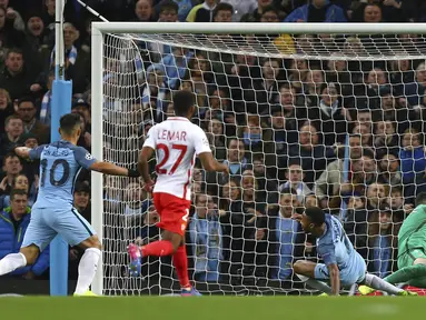 Aksi Raheem Sterling (tengah) isaat mencetak satu gol bagi Manchester City saat melawan Monaco pada babak 16 besar leg pertama Liga Champions di Etihad Stadium, Manchester, (21/2/2017).  (AP/Dave Thompson)