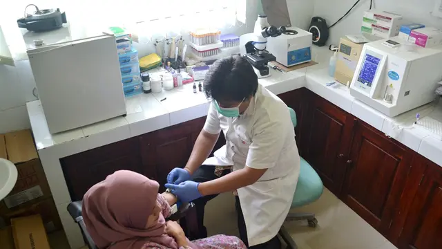Pemeriksaan ibu hamil di laboratorium Puskesmas Kebasen, Banyumas. (Foto: Liputan6.com/Muhamad Ridlo)