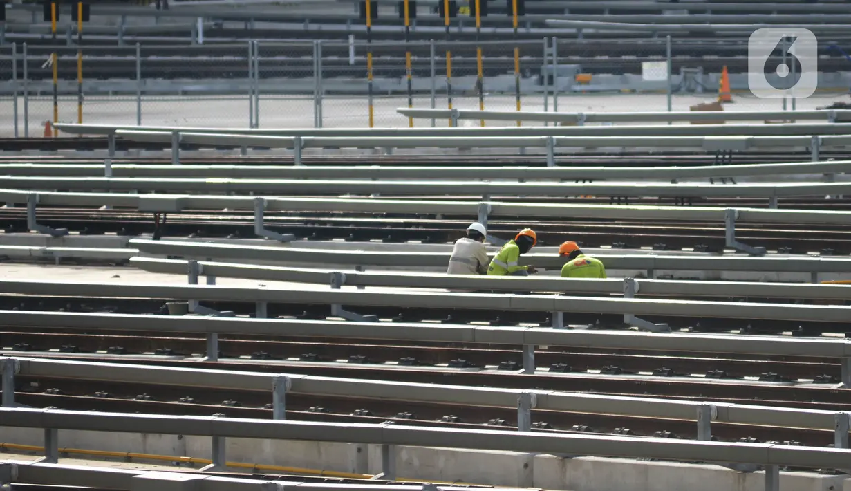 Sejumlah pekerja menyelesaikan proyek pembangunan depo LRT (Light Rail  Transit ) di Jatimulya, Bekasi Jawa Barat, Sabtu (11/6/2022). Saat ini pembangunan depo LRT (Light Rail  Transit ) konstruksinya telah mencapai  90 persen. (merdeka.com/Imam Buhori)