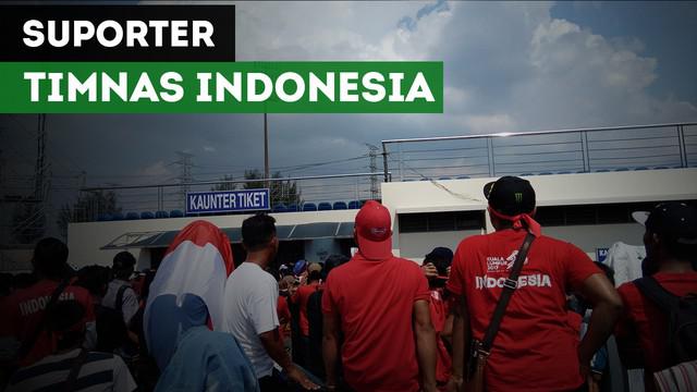Ratusan suporter Timnas Indonesia U-22 menyanyikan lagu Hari Merdeka saat mengantre tiket pertandingan.