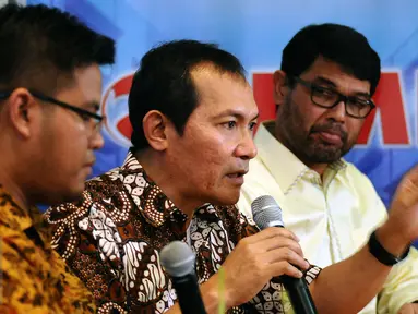 Pimpinan KPK yang baru, Saut Situmorang (tengah) saat memberikan pendapat dalam diskusi yang digelar di Jakarta, Sabtu (19/12/2015). Saut menegaskan KPK jilid IV 80 persen akan fokus pada pencegahan. (Liputan6.com/Helmi Fithriansyah)  