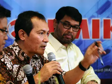 Pimpinan KPK yang baru, Saut Situmorang (tengah) saat memberikan pendapat dalam diskusi yang digelar di Jakarta, Sabtu (19/12/2015). Saut menegaskan KPK jilid IV 80 persen akan fokus pada pencegahan. (Liputan6.com/Helmi Fithriansyah)  