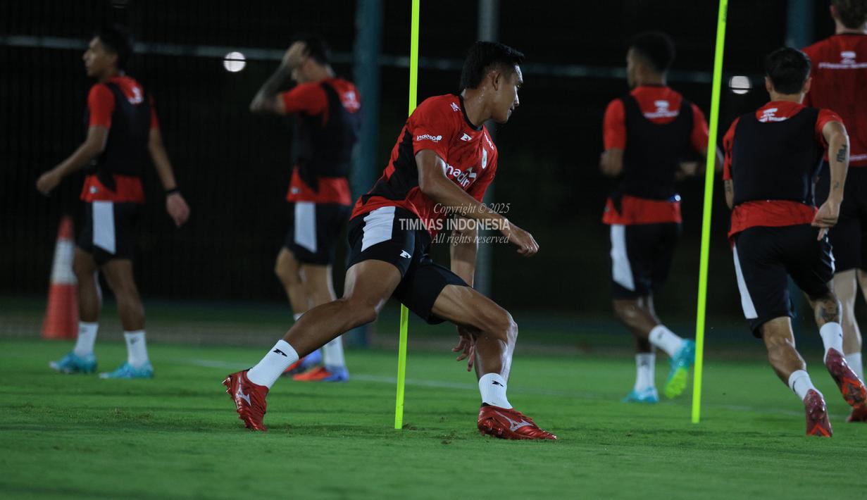 Rizky Ridho melakukan sesi latihan bersama Timnas Indonesia jelang pertandingan Ronde 4 Kualifikasi Piala Dunia di Jedaah, Arab Saudi pada Sabtu (4/10/2025). (Dok. Timnas Indonesia)