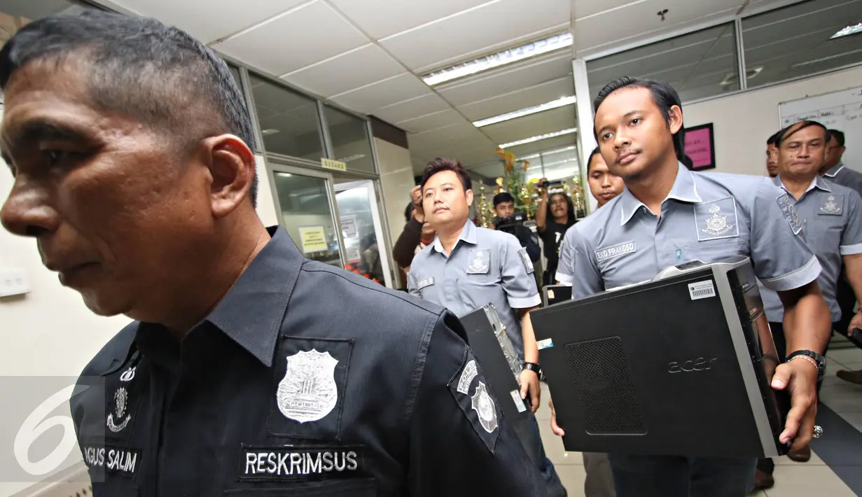 Petugas Ditkrimsus Polda Metro membawa  CPU komputer usai menggeledah kantor Dinas Pendapatan Daerah (Dispenda) DKI Jakarta terkait kasus korupsi oleh tiga mafia pajak yang sudah ditangkap, Selasa (12/1). (Liputan6.com/Immanuel Antonius)