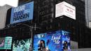 Papan reklame yang disebut "Trump Death Clock" terlihat di Times Square di New York City pada 11 Mei 2020. Papan hasil ide dari pembuat film, Eugene Jarecki ini menampilkan jumlah kematian yang disebabkan Presiden AS Donald Trump menunda respons terhadap pandemi COVID-19. (TIMOTHY A. CLARY/AFP)