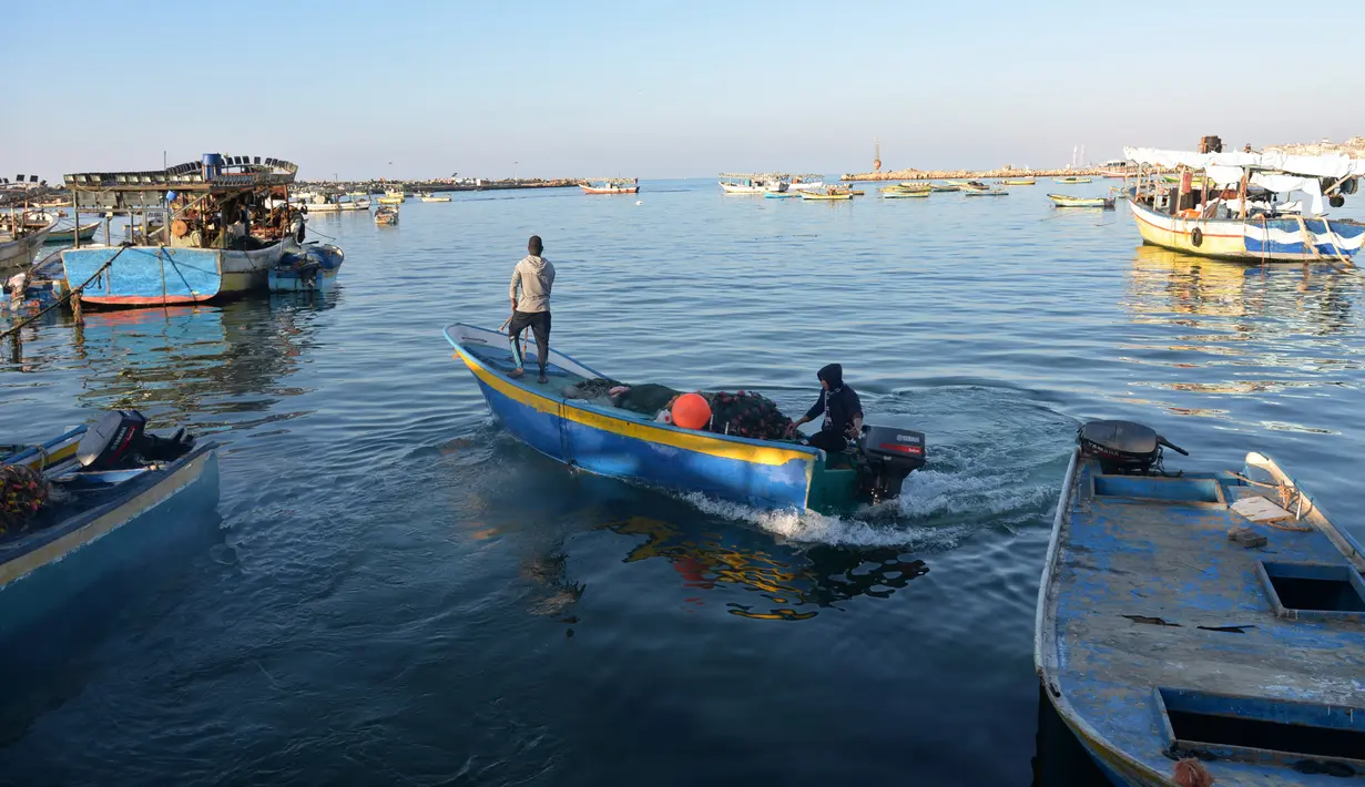 Sejumlah nelayan pergi menangkap ikan menggunakan perahu mereka di sebuah pelabuhan di Gaza, Palestina, Rabu (5/2/2020). Tentara Israel memutuskan untuk mengurangi zona penangkapan ikan yang diizinkan di lepas pantai Jalur Gaza dari 15 menjadi 10 mil laut. (Xinhua/Rizek Abdeljawad)