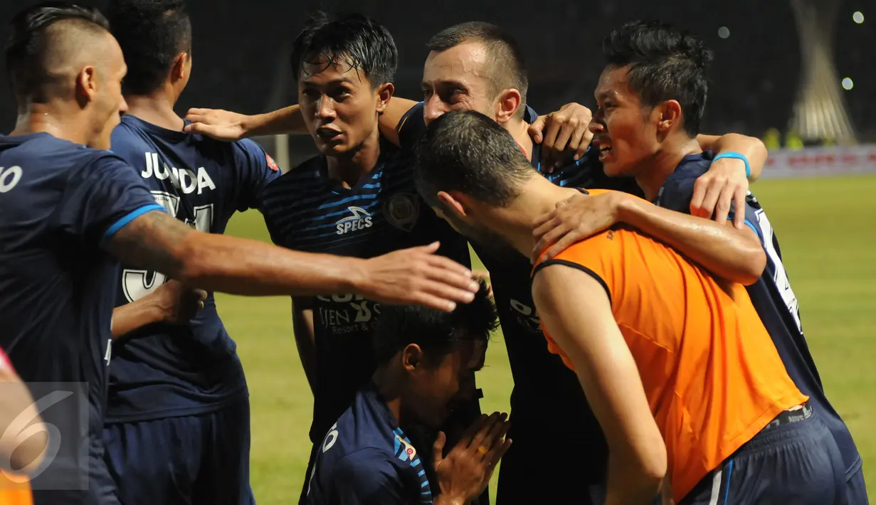 Pemain Arema Cronus berpelukan usai memastikan kemenangan atas Persib di laga final Piala Bhayangkara di Stadion GBK Jakarta, Minggu (3/4/2016). Laga dimenangkan Arema Cronus dengan skor 2-0. (Liputan6.com/Helmi Fithriansyah)
