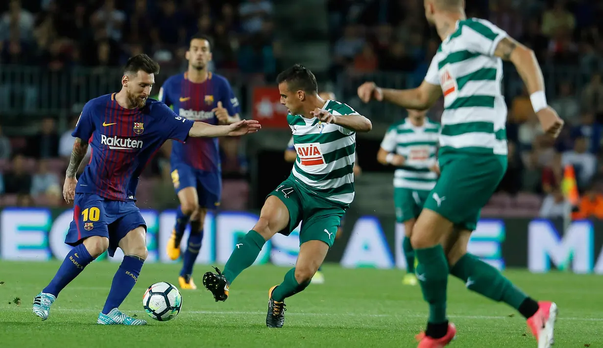 Aksi Lionel Messi saat melewati pemain Eibar saat bertanding pada pertandingan La Liga Spanyol di stadion Camp Nou di Barcelona, Spanyol, (19/9). Barcelona menang telak 6-1 atas SD Eibar. (AFP Photo/Pau Barrena)