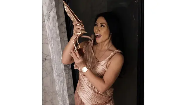 7 Gaya Anggun saat Hadiri Asian Television Awards, Raih Penghargaan