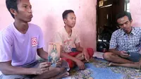 Adik korban saat bercerita mengenai kondisi kakaknya yang menjadi korban pembunuhan suami sendiri di Cirebon, Jawa Barat. (Liputan6.com/Panji Prayitno)