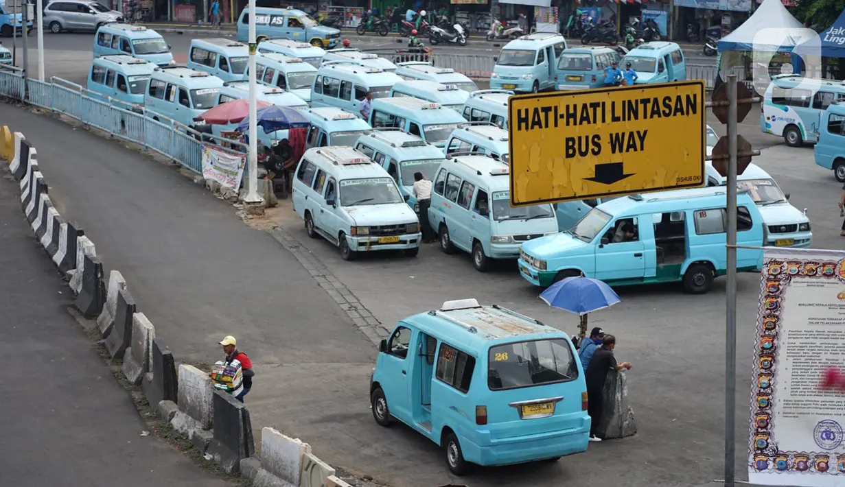 Angkutan umum menunggu penumpang di Terminal Kampung Melayu, Jakarta, Sabtu (26/9/2020). Dinas Perhubungan DKI Jakarta mencatat penurunan jumlah penumpang harian angkutan umum perkotaan hingga 22,83 persen selama 12 hari terakhir penerapan PSBB Jakarta. (Liputan6.com/Immanuel Antonius)