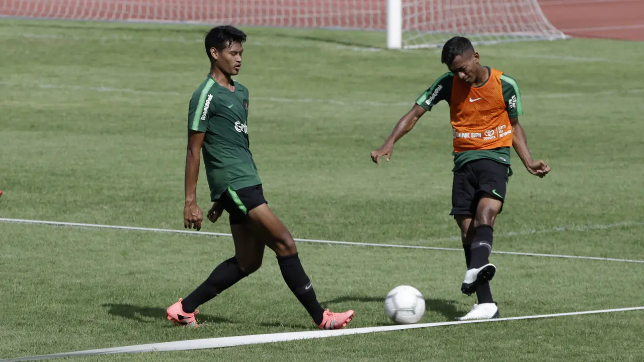 Pemain Timnas Indonesia U-22, Anan Lestaluhu, berebut bola dengan Septian Bagaskara. (Bola.com/Yoppy Renato)