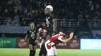 Striker Persebaya Surabaya, Paulo Henrique, berusaha memenangkan duel udara saat menghadapi Persis Solo dalam laga tunda pekan 18 BRI Liga 1 2023/2024 di Stadion Gelora Bung Tomo, Surabaya, Rabu (13/12/2023) petang WIB.