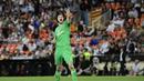 Kiper Arsenal, Petr Cech, melakukan selebrasi usai lolos ke final Liga Europa setelah mengalahkan Valencia di Stadion Mestalla, Valencia, Kamis (9/5). Arsenal unggul agregat 7-3 atas Valencia. (AFP/Javier Soriano)