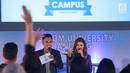 Duta baca Indonesia, Najwa Shihab (kanan) memberi kesempatan peserta Emtek Goes To Campus (EGTC) 2017 untuk memberikan pertanyaan di Universitas Telkom, Bandung, Rabu (29/11). (Liputan6.com/Helmi Fithriansyah)