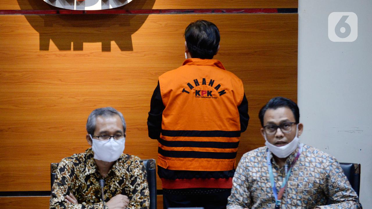 KPK Tunjukkan Tersangka Kasus Suap