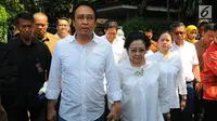 Ketua Umum PDIP yang juga Presiden kelima RI Megawati Soekarnoputri bersama putranya Muhammad Prananda Prabowo (kiri) berjalan dari kediamannya untuk menggunakan hak pilihnya pada Pemilu 2019 di TPS 62, Kebagusan, Jakarta, Rabu (17/4). (Liputan6.com/Angga Yuniar)
