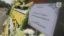 Kartu ucapan duka cita atas meninggalnya Ratu Elizabeth II diletakkan di depan Kedutaan Besar (Kedubes) Inggris, kawasan Kuningan, Jakarta, Jumat (9/9/2022). Duka tengah menyelimuti rakyat Inggris setelah meninggalnya Ratu Elizabeth II. (Liputan6.com/Herman Zakharia)