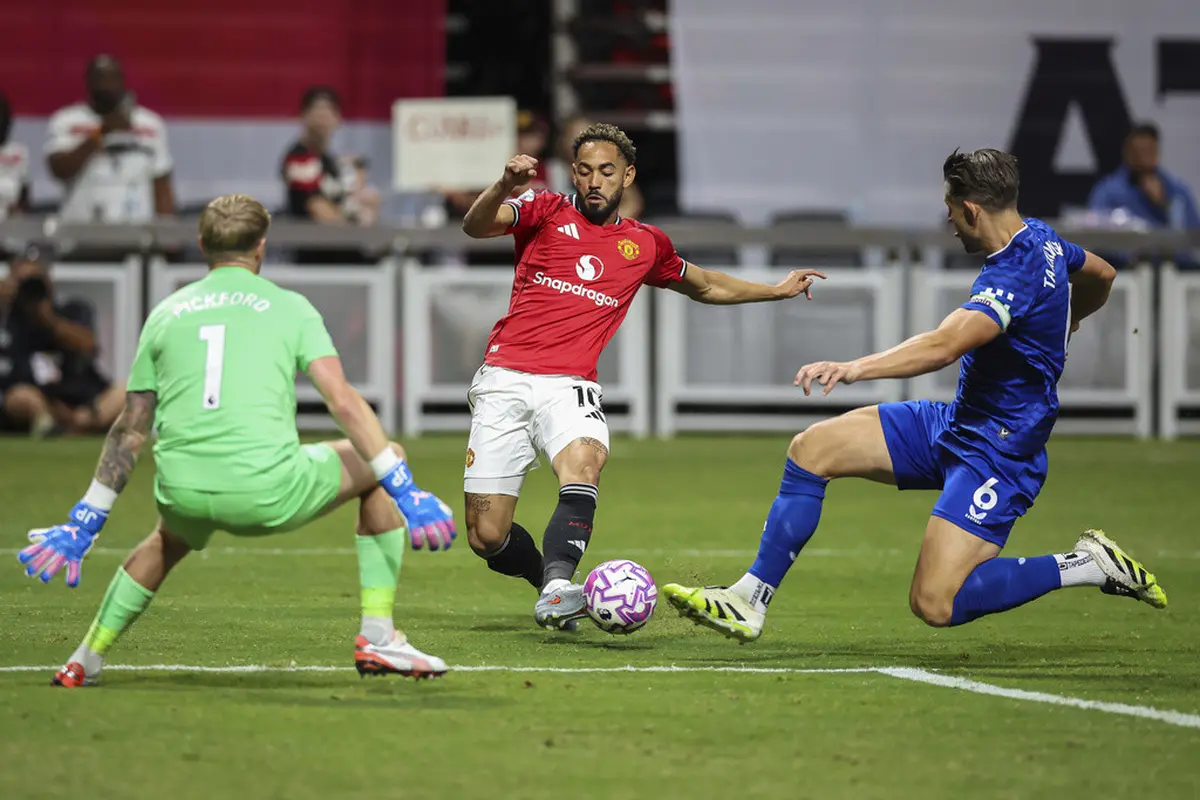 Aksi Matheus Cunha di laga Manchester United vs Everton di Premier League Summer Series 2025 di Mercedes-Benz Stadium, Senin (04/08/2025). (AP Photo/Colin Hubbard)