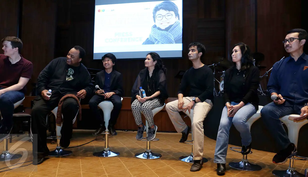 Suasana jumpa pers pianis muda, Joey Alexander di Jakarta, Kamis (19/5). Konser bertajuk 'Joey Alexander Live in Concert' itu menggandeng jazz drummer legendaris, Jeff 'Tain' Watts dan Dan Chmielinski pada contrabass. (Liputan6.com/Herman Zakharia)