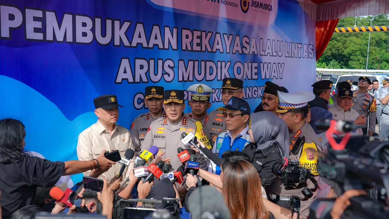 Wakapolri Komjen Ahmad Dofiri pantau arus mudikLebaran 2025 di Tol Cikampek.