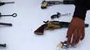 Sejumlah senjata api diperlihatkan sebelum dimusnahkan di Santiago, Chili (6/10). Pemunshanan senjata api ini merupakan program pemerintah Chile untuk memberantas senjata ilegal yang marak di negaranya. (REUTERS/Ivan Alvarado)