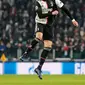 Penyerang Juventus, Cristiano Ronaldo, melompat untuk menyundul bola pada matchday kelima Grup D Liga Champions menghadapi Atletico Madrid di Allianz-Stadium, Turin, Selasa (26/11/2019). Ronaldo yang biasanya membasahi rambutnya dengan pomade terlihat menggunakan ikat kepala. (AP/Antonio Calanni)