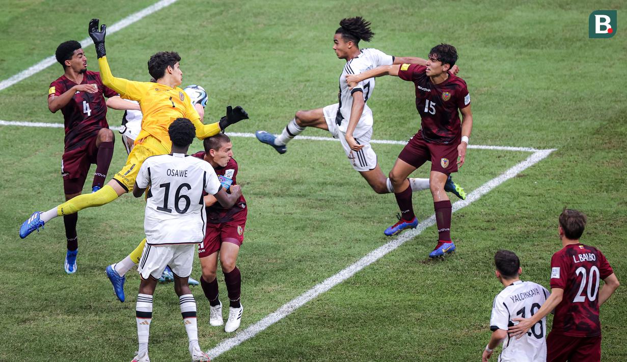 Pemain Timnas Jerman U-17, Eric Emanuel Da Silva Moreira (tengah atas) menendang bola ke gawang Timnas Venezuela U-17 dalam laga pamungkas Grup F Piala Dunia U-17 2023 yang berlangsung di Jakarta International Stadium (JIS), Jakarta, Sabtu (18/11/2023). (Bola.com/Bagaskara Lazuardi)