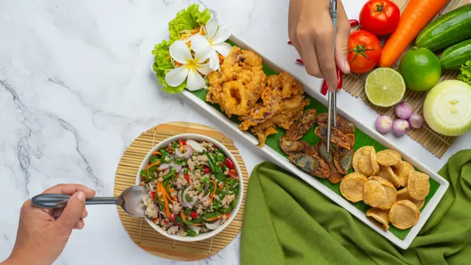 4 Inspirasi Menu Makan Siang Sehat yang Mudah Dibuat dan Penuh Gizi untuk Aktivitas Padat (Foto: Freepik/jcomp)