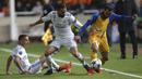 Pemain Real Madrid, Daniel Carvajal (tengah) beebut bola dengan pemain APOEL, Efstathios Aloneftis (kanan)  pada laga Liga Champions grup H di GSP stadium, Nicosia, (21/11/2017). Madrid menang 6-0. (AP/Petros Karadjias)