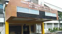 Kantor Dinas Pekerjaan Umum (PU) Sulawesi Selatan yang berada di Jalan AP Pettarani, Kota Makassar disegel oleh Komisi Pemberantasan Korupsi (KPK).