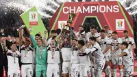 Bek Bologna asal Italia #29, Lorenzo Desilvestri, dan penyerang Bologna asal Italia #07, Riccardo Orsolini. memegang trofi untuk merayakan kemenangan setelah memenangkan pertandingan final Piala Italia (Coppa Italia) antara AC Milan dan Bologna di stadion Olimpiade di Roma, Kamis dini hari WIB (15-5-2025). (Isabella BONOTTO/AFP)