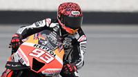 Pebalap Repsol Honda, Marc Marquez memacu motornya meninggalkan pit lane saat sesi tes pramusim MotoGP 2023 yang berlangsung di Sirkuit Sepang, Malaysia, Sabtu (10/02/2023). Seperti sebelumnya, hanya ada lima tes pramusim resmi yang diizinkan, yaitu di Malaysia (10-12 Februari) dan Portugal (11-12 Maret). (AFP/Mohd Rasfan)