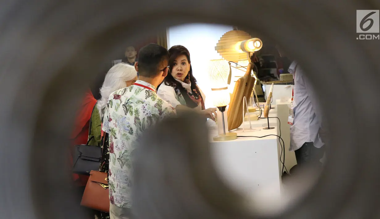 Pengunjung melihat-lihat kerajinan yang dipamerkan pada KriyaNusa 2018di Jakarta Convention Center, Jakarta, Sabtu (29/9). Kali ini, KriyaNusa mengangkat tema Tingkatkan Sinergitas dan Kreativitas Wirausaha. (Liputan6.com/Helmi Fithriansyah)