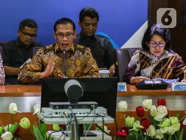 Kepala Badan Pusat Statistik (BPS) Suhariyanto (tengah) menyampaikan keterangan terkait kondisi ekspor dan impor pada Januari 2020 di Gedung BPS, Jakarta, Senin (17/2/2020). BPS memastikan virus corona tak berdampak besar pada penurunan ekspor dan impor Januari 2020. (Liputan6.com/Faizal Fanani)