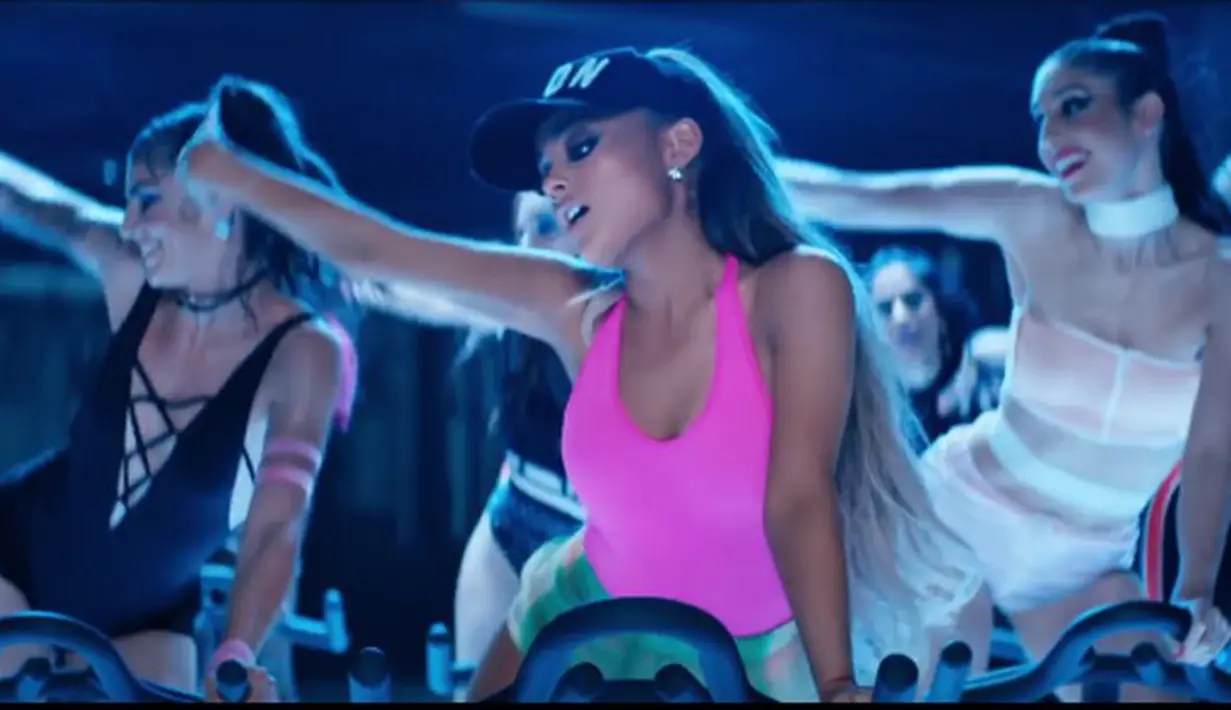 Saat menjadi pengisi dalam acara malam itu,ia tampil bersama Nicki Minaj. Penampilan unik ditunjukkan dalam panggung megah dengan mengenakan pakaian seksi sambil menaiki sepeda gym. (youtube)